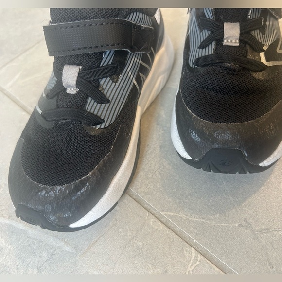 EUC New Balance Kids' Rave Run V2 Hook and Loop Running Shoe - Picture 4 of 8